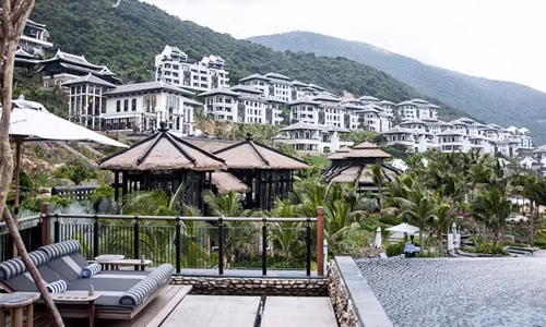 7. Resort Đà Nẵng đoạt giải "sang trọng hàng đầu thế giới". Khu resort InterContinental Danang Sun Peninsula tại Đà Nẵng vừa đoạt giải thưởng danh giá "Khu nghỉ dưỡng sang trọng hàng đầu thế giới" do World Travel Awards trao tặng sau khi vượt qua nhiều đối thủ nặng ký tới từ những quốc gia.