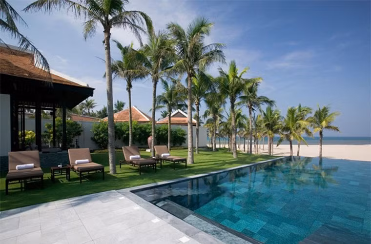 4. Độc giả của tạp chí Condé Nast Travelers (Mỹ) cũng bình chọn hai khu nghỉ dưỡng ở Hội An là Life Heritage và Nam Hải nằm trong top 15 khu nghỉ dưỡng tốt nhất châu Á. Trong đó, khu nghỉ dưỡng Nam Hải (ảnh) ở Điện Dương, Điện Bàn, Quảng Nam xếp thứ 14 trong danh sách những resort tốt nhất châu Á.