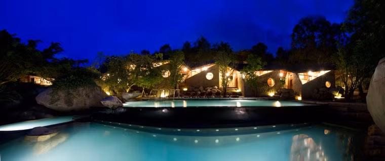 Nằm trên tổng diện tích 1.080 m2, 9 spa là một tổ hợp gồm 9 phòng khách sạn cùng spa tắm bùn, tắm khoáng kèm theo một quầy bar nhỏ và nhà hàng. Các khối nhà được thiết kế nằm chồng, chen lấn trên một ngọn đồi đá lởm chởm tạo thành những nếp gấp đan nhau. Dự án ở Nha Trang này đã hoàn thành từ năm 2013.