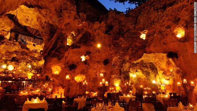 2. Nhà hàng hang động Ali Barbour Cave (Kenya) nổi tiếng nhờ nằm bên trong một hang động san hô tự nhiên dưới mặt đất 10 mét.