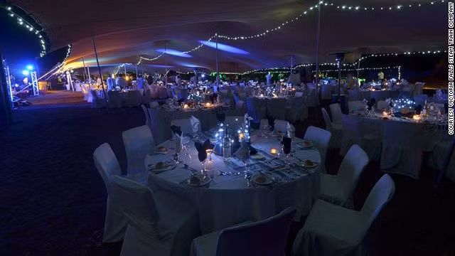 Toa xe lửa xe đưa bạn đi theo hành trình bắt đầu từ Victoria Falls và kết thúc tại trung tâm Vườn quốc gia Zambezi. Tại điểm dừng này, khách hàng sẽ được thưởng thức những món ăn ngon, rượu sâm banh và ngắm nhìn một bầu trời đầy sao.