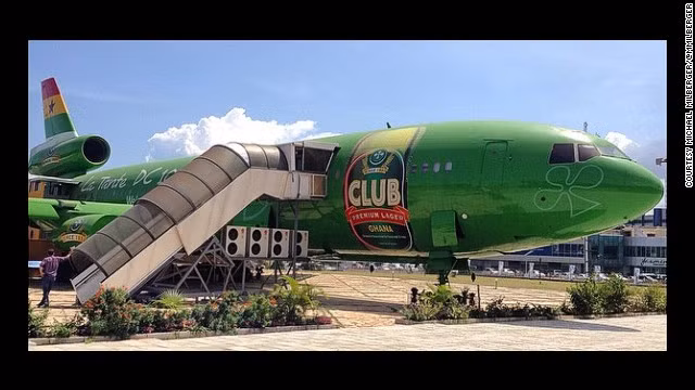 4. Nhà hàng La Tante DC 10 ở Ghana. Đồ ăn trên máy bay hiếm khi ngon miệng, tuy nhiên khi đến với nhà hàng La Tante DC 10 nằm ở thủ đô Accra, Ghana, du khách lại có những trải nghiệm khác.