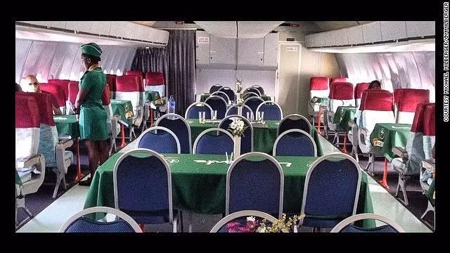 Nằm bên trong một chiếc máy bay cũ, nhà hàng độc đáo này có thể phục vụ hơn 100 khách hàng.