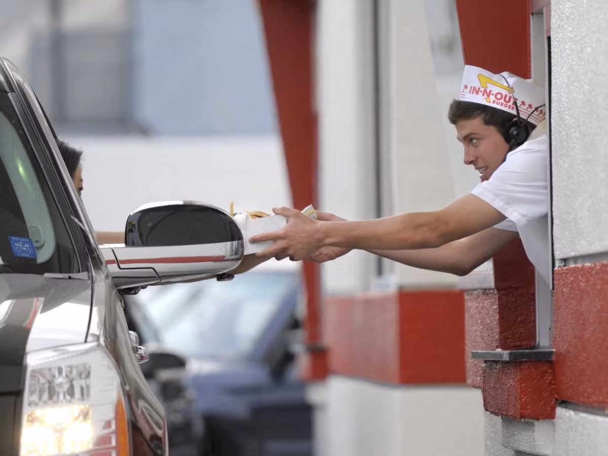 8. In-N-Out Burger, có trụ sở ở Irvine, California: "Mức lương tuyệt vời, bầu không khí làm việc yên tĩnh và thoải mái, nhân viên có nhiều lợi ích, đầy đủ cơ hội phát triền, đồng nghiệp thân thiện. Tôi rất hài lòng với mọi thứ ở đây", nhân viên In-N-Out Burger nói.