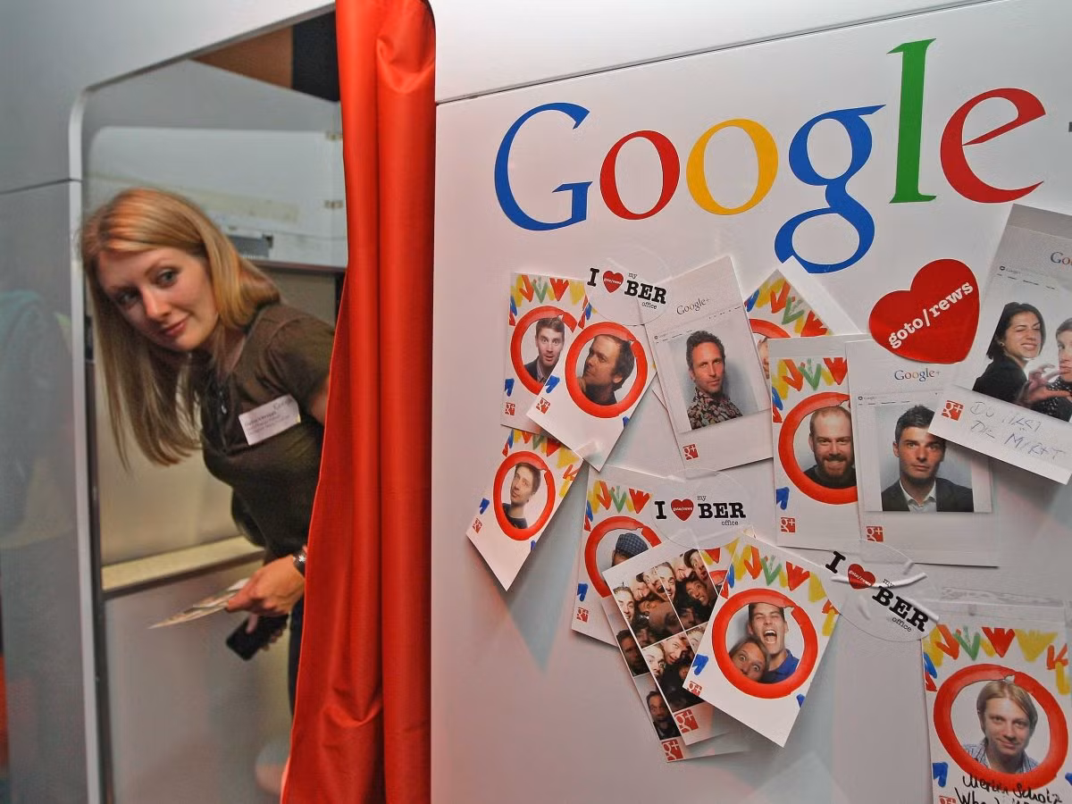 Dựa trên phản hồi của chính những nhân viên trong công ty, Glassdoor đã chọn ra được 50 công ty có môi trường làm việc lý tưởng nhất năm 2015, trong đó "ông lớn" Google đứng đầu bảng. Không có gì ngạc nhiên bởi gã khổng lồ tìm kiếm này luôn nổi tiếng là nơi làm việc tốt nhất thế giới bởi môi trường rất thoải mái, sáng tạo và thú vị.