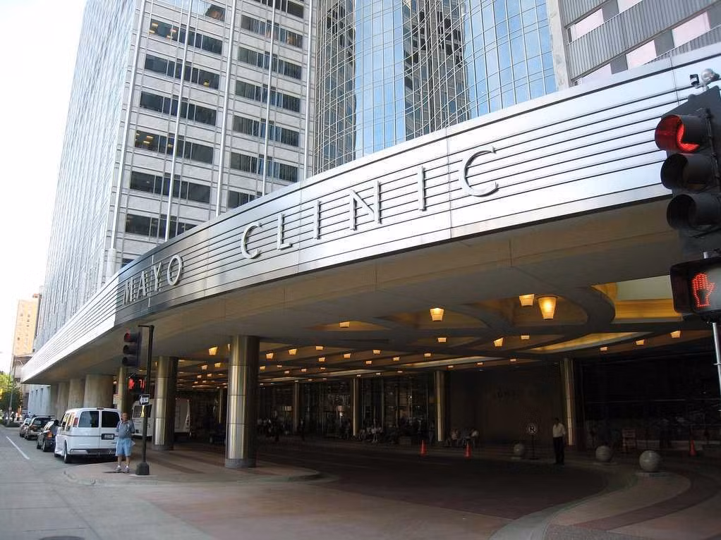 10. Mayo Clinic. Đây là tổ chức phi lợi nhuận dẫn đầu tại Mỹ và toàn thế giới, hoạt động trong các lĩnh vực: chăm sóc y tế, nghiên cứu và giáo dục cho mọi người từ tất cả các tầng lớp xã hội trong cuộc sống. Đây còn là một tổ chức y tế tích hợp đầu tiên không vì lợi nhuận lớn nhất thế giới.