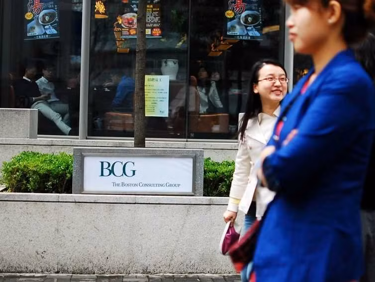 Tập đoàn tư vấn The Boston Consulting Group xếp thứ 5 trong danh sách những nơi làm việc tốt nhất. "Các đồng nghiệp xuất sắc, hòa đồng nhất và thông minh nhất trong tất cả các lĩnh vực. Điều đó tạo ra một bầu không khí làm việc đầy trí tuệ”, nhân viên tập đoàn này nhận định.