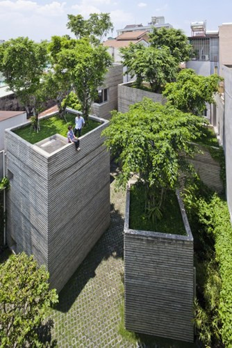 Công trình “House for Trees” (Nhà phủ xanh) của kiến trúc sư Việt Nam Võ Trọng Nghĩa đã được vinh danh tại Liên hoan Kiến trúc Thế giới 2014. Liên hoan Kiến trúc Thế giới là một trong những chương trình giải thưởng uy tín nhất trong lĩnh vực kiến trúc. Kiến trúc sư Võ Trọng Nghĩa đã vinh dự nhận được 3 giải thưởng ở các hạng mục kiến trúc khác nhau, trong đó có Nhà phủ xanh.