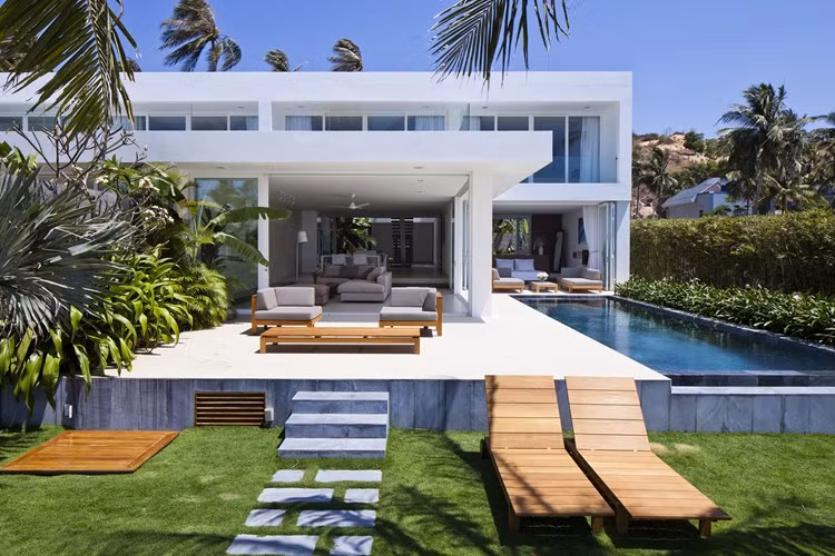 Tạp chí Archdaily (Mỹ) vừa giới thiệu những hình ảnh đẹp nhất của biệt thự tại Mũi Né (Bình Thuận), với thiết kế điểm nhìn ấn tượng hướng ra bãi biển. Căn biệt thự rộng hơn 1.000 m2 được công ty MM++ Architects thiết kế, nằm ở Mũi Né (Bình Thuận), một điểm du lịch biển tuyệt đẹp của Việt Nam.