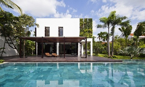 Tạp chí Archdaily đăng tải những hình ảnh đẹp ngỡ ngàng của biệt thự vùng ngoại ô TP HCM. Toàn bộ thiết kế toát lên dáng vẻ hiện đại với không gian mở, chan hòa với thiên nhiên, làm giảm đi vẻ khô khan vốn có của kết cấu bê tông, cốt thép.