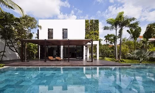 Tạp chí Archdaily đăng tải những hình ảnh đẹp ngỡ ngàng của biệt thự vùng ngoại ô TP HCM. Toàn bộ thiết kế toát lên dáng vẻ hiện đại với không gian mở, chan hòa với thiên nhiên, làm giảm đi vẻ khô khan vốn có của kết cấu bê tông, cốt thép.