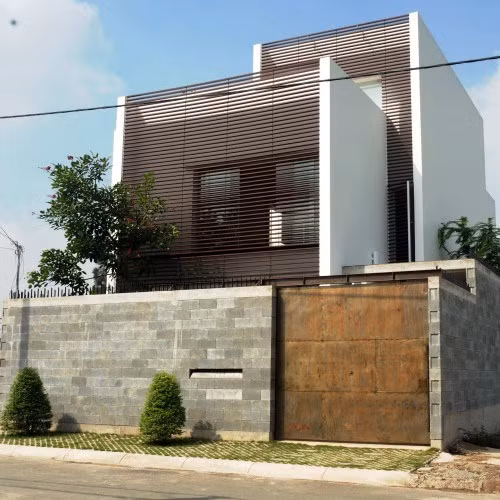 Ngôi nhà M11 nằm ở quận Thủ Đức, TP HCM xuất hiện trên tờ Archdaily. Công trình được xây dựng với các vật liệu chính là gỗ và đá, tạo không gian thoáng đãng, yên bình. Công trình nhà ở này được thiết kế bởi Công ty kiến trúc Việt Nam a21 studio.