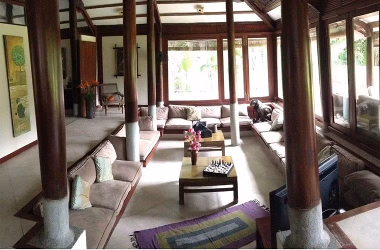 Căn biệt thự theo phong cách nhà cổ ở TP HCM này đã gây ấn tượng mạnh trên tờ The Wall Street Journal (Mỹ). Bà Joelle Daumas Snowball và chồng, ông Kevin Snowball xây biệt thự này ở một vùng nông thôn gần TP HCM vào năm 2009. Đôi vợ chồng đã bỏ ra một năm để xem xét mặt bằng trước khi bắt đầu quá trình thi công kéo dài 8 tháng.