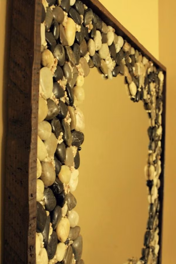 ...hay trang trí chiếc gương trong nhà.