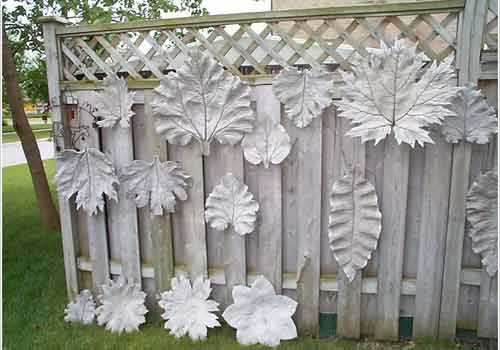 Dùng những chiếc lá, bông hoa đúc bằng bê tông gắn lên hàng rào nhà mình cũng là một cách trang trí sân vườn đẹp. Bạn có thể sơn màu cho những chiếc lá để chúng trông ấn tượng hơn.