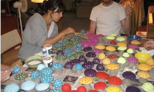 Đặc biệt hơn, những cây nấm tự tô vẽ bằng tay cũng giúp ngôi nhà bạn thêm phần sinh động.