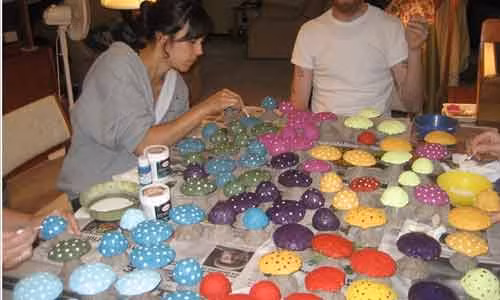 Đặc biệt hơn, những cây nấm tự tô vẽ bằng tay cũng giúp ngôi nhà bạn thêm phần sinh động.