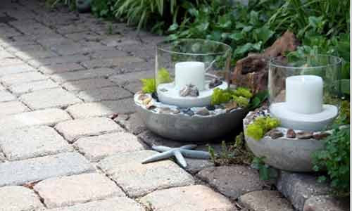 Hay bạn cũng có thể dùng nến trang trí sân vườn.