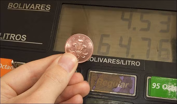 Venezuela hiện là quốc gia có giá xăng rẻ nhất thế giới, khi một lít xăng có giá chỉ bằng 1/15 giá một chai nước uống, và bằng 1/25 giá một lít sữa. Theo thông tin trên Boomberg, Venezuela vẫn đang duy trì giá xăng ở mức 0,01 USD/lít (hơn 200 đồng).