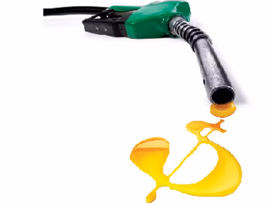 Tiếp đó là Kuwait với giá xăng là 4.400 đồng/lít. Kuwait là nước tiêu thụ xăng dầu lớn thứ 3 thế giới, sau Mỹ và Canada. Thu nhập bình quân ngày tại đây là 123 USD một ngày.