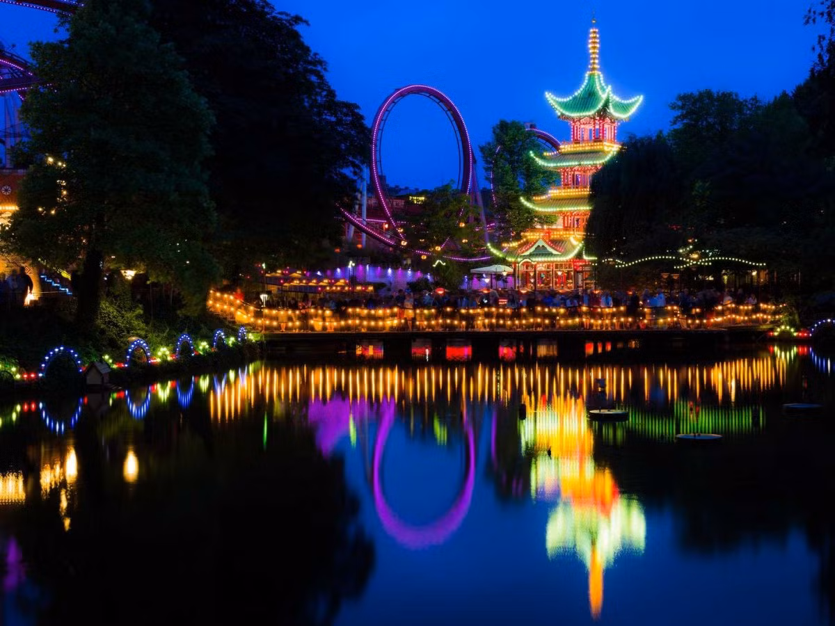 Tivoli Gardens ở Copenhagen, Đan Mạch đã trở thành một điểm đến tuyệt vời của các du khách, bởi họ đã trang trí đèn Led lên khu vực rộng hơn 80.000 m2 để chào đón Lễ Giáng sinh và năm mới.