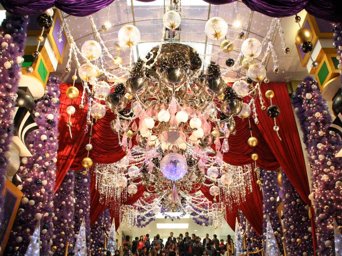 Hình ảnh trang trí vô cùng lộng lẫy tại Harbour City, một thành phố thuộc Hong Kong, với những phụ kiện sang trọng, màu sắc tuyệt vời.