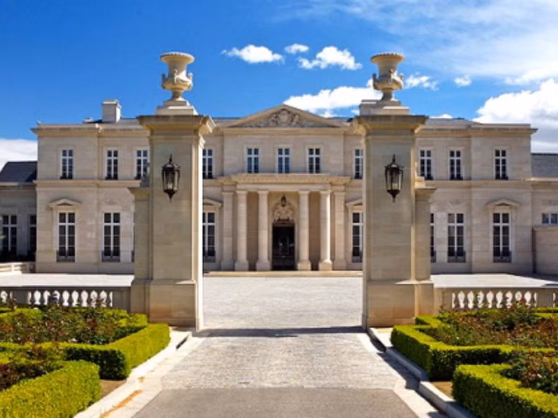 4. Biệt thự giá 88 triệu USD. Dinh thự này được đặt tên là Fleur de Lys bởi người bán là bà Suzanne Saperstein, một người nổi tiếng hoạt động xã hội và giải trí. Một tỷ phú giấu tên được cho là đại gia tài chính Michael Milken mua lại căn nhà với giá 88 triệu USD. Ngôi nhà có một phòng khiêu vũ, 15 phòng tắm.