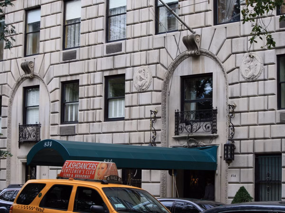 5. Một tỷ phú người Ukraine đã mua một căn hộ ở Đại Lộ 5 (Mỹ) với giá 80 triệu USD. Chủ sở hữu trước đó là Jets Woody Johnson đã bán căn nhà siêu sang này cho vị tỷ phú người Ukraine Leonard Blavatnik - người đàn ông giàu nhất thứ 32 trên thế giới.