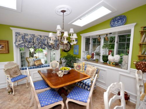 Những chiếc ghế nhiều màu sắc sẽ chính là điểm cuốn hút trong kỹ thuật trang trí bàn ăn.