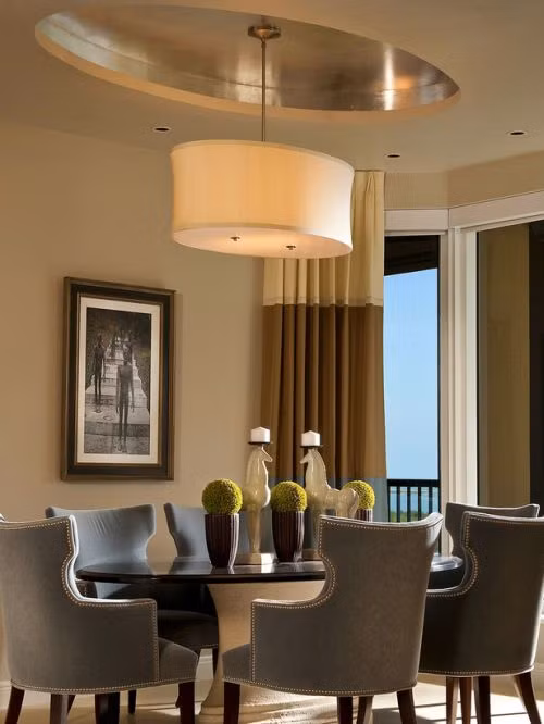 Những chiếc ghế màu trầm tạo nên không gian ăn uống đầm ấm cho gia đình bạn.