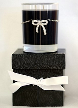 Cây nến Noel có tên Champagne Noir Soy trị giá 4.995 USD (hơn 100 triệu đồng). Sở dĩ chiếc nến này có giá cao như vậy là bởi nó có một chiếc nơ lấp lánh được làm từ vàng trắng 18 karat với 38 viên kim cương.