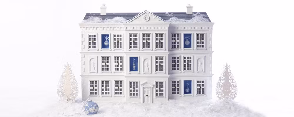 Ngôi nhà trang trí Giáng sinh Wedgwood Advent House trị giá 18.875 USD. Đây là một ngôi nhà sứ cao 60 cm có 24 cánh cửa, trong đó mỗi cánh cửa chứa một viên kim cương may mắn sẽ được mở một ngày cho đến đêm Giáng sinh. Chỉ có 3 ngôi nhà duy nhất thế này được sản xuất.