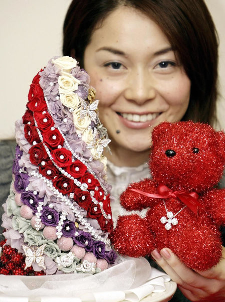 Những đồ vật trang trí bàn máy tính trị giá 1,8 triệu USD. Riêng cây thông Giáng sinh được trang trí bằng vòng hoa và gắn tới 408 viên kim cương.