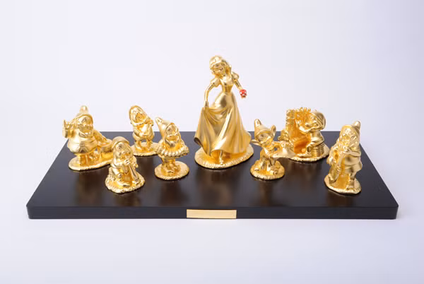 Bộ đồ trang trí trị giá 2,5 triệu USD. Đây cũng là một tác phẩm nghệ thuật của hãng Ginza Tanaka lấy ý tưởng từ chuyện cổ tích Nàng Bạch Tuyết và Bảy chú lùn. Những mô hình nhân vật trong chuyện cổ tích này được làm từ 1,6 kg vàng rắn. 15 người thợ kim hoàn đã tiêu tốn 6 tháng để hoàn thiện chúng.