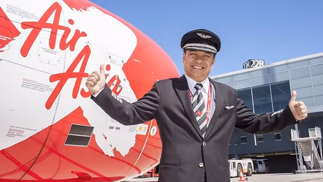 Hiện nay, phi đội bay của Air Asia sở hữu 170 chiếc máy bay, đang đặt hàng thêm 322 chiếc. Năm 2007, tờ The New York Times miêu tả Air Asia là người tiên phong của hàng không giá rẻ châu Á.