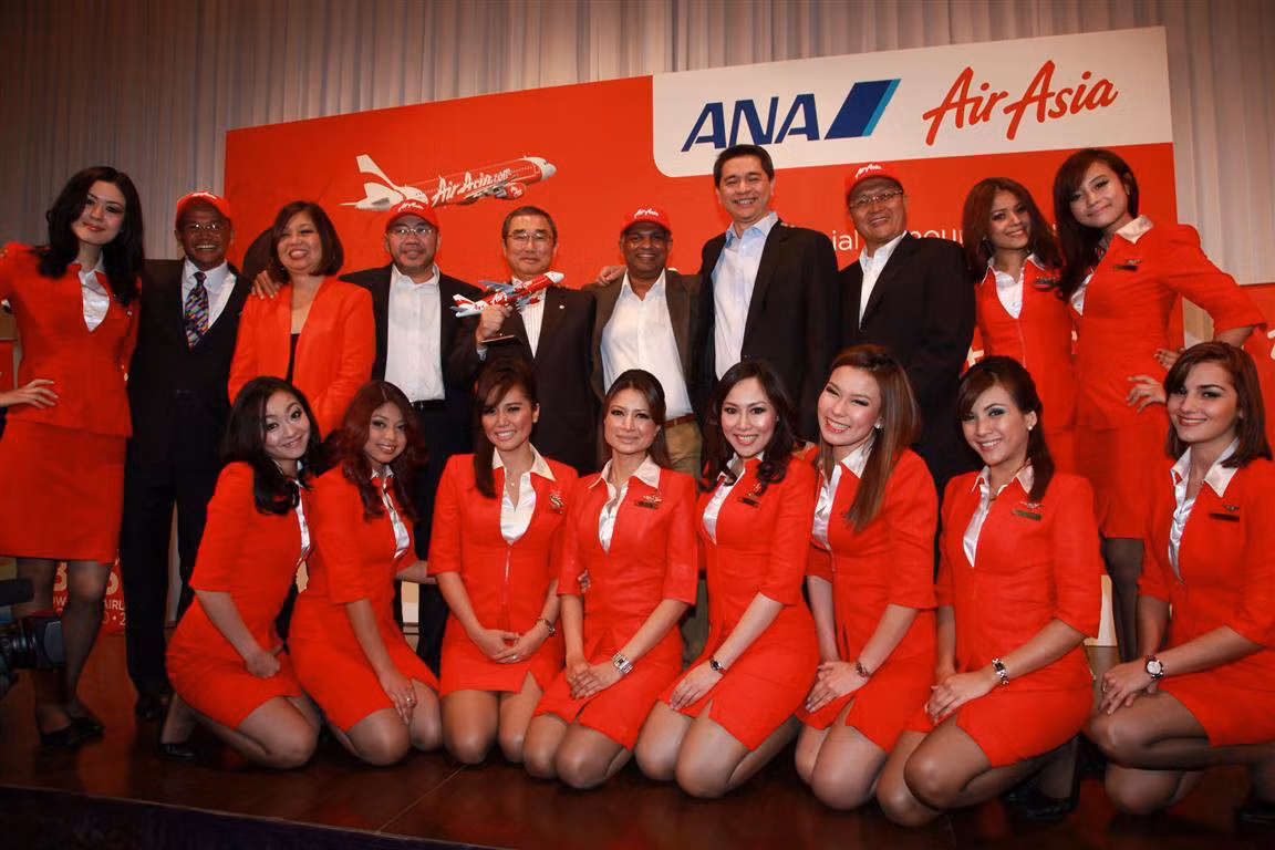 Sự khác biệt từ các hãng hàng không trong khu vực châu Á vào thời điểm này là tập trung vào du khách giàu có. Trong khi đó, Air Asia lại đặt mục tiêu chiến lược đến hàng tỷ người châu Á còn lại, những người chưa từng di chuyển bằng máy bay bởi vì giá vé cao. Với việc tung ra loạt vé máy bay giá rẻ, Air Asia đã xây dựng thành công khẩu hiệu “Now everyone can fly” (Giờ đây ai cũng có thể bay).