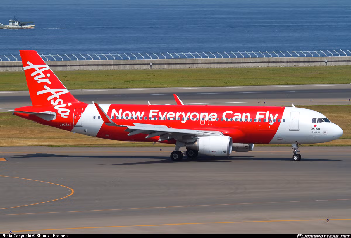 Chuyến bay QZ 8501 mất tích chở theo 155 hành khách, 2 phi công, 1 kỹ sư máy bay và 4 thành viên phi hành đoàn. Sau 41 phút bay tính từ lúc cất cánh, Trạm Kiểm soát không lưu Indonesia đã mất liên lạc với chuyến bay QZ 8501. Hiện công cuộc tìm kiếm máy bay Air Asia mất tích vẫn đang được tiến hành.