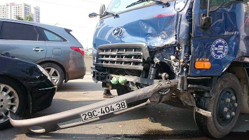 Chiếc xe tải gây tai nạn cũng hư hỏng nặng.
