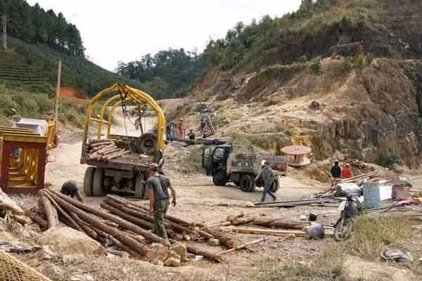 Gỗ dùng làm kè hầm cứu hộ nhưng chưa dùng tới cũng đang được thu dọn.