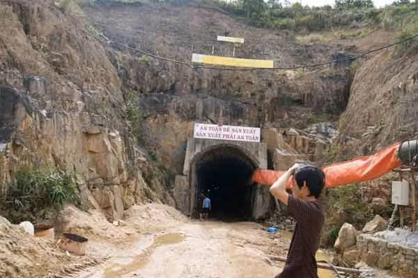 Một số công nhân vào hầm để thu dọn vật dùng còn lại phía trong.