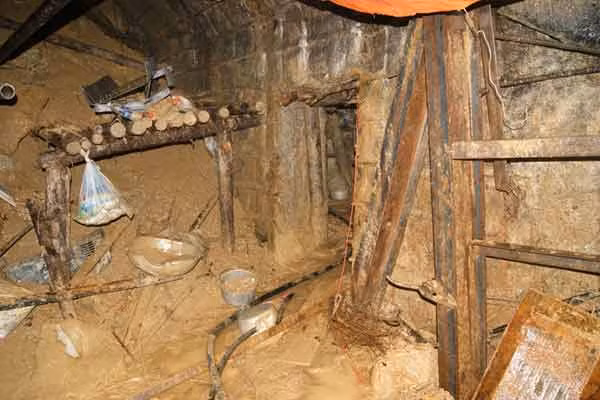 Ngách hầm do lực lượng cứu hộ của Tập đoàn Than - Khoán sản (TKV) thực hiện trước nằm phía bên phải vị trí sạt lở.