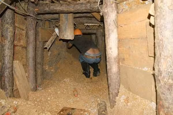 Khoảng 6-7m đầu tiên đường hầm khá rộng, nhưng nhỏ dần khi đi sâu vào trong, cuối đường hầm chỉ vừa một ngời bò qua.