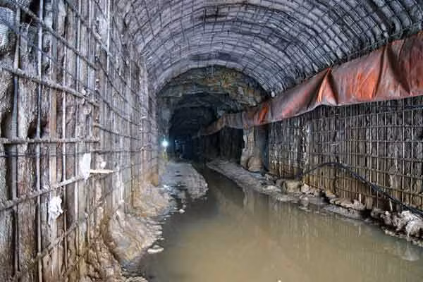 Hầm thủy điện Đạ Dâng đã được thi công từ cách đây hơn 3 năm, sau đó phải dừng và chuyển chủ đầu tư. Công việc xây dựng mới được khởi động lại gần đây khi dự án thủy điện này có chủ đầu tư mới. Trước đây, khi thi công hầm, chỉ một số đoạn nền đất được gia cố bằng bê tông.