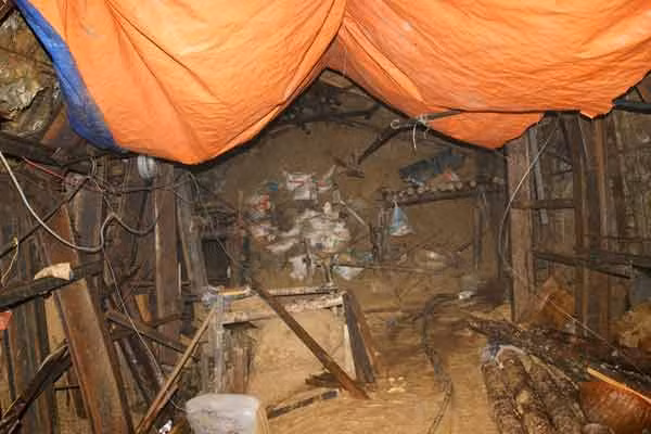 Vị trí hầm sụt, trên thực tế dài khoảng 17m, không phải 30m như dự đoán ban đầu, sau khi thực hiện 3 mũi khoan đặt đường ống từ ngoài vào trong.