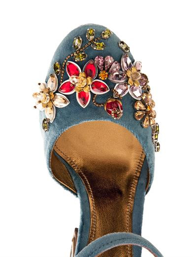 Những viên pha lê màu được đính hết sức tinh tế trên mũi giày.