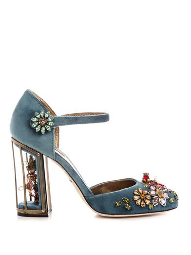 Những viên pha lê màu sắc gắn trên phần mũi, gót và dây đeo ở mắt cá tạo thành họa tiết mềm mại, sang trọng.