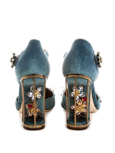 Phần gót kiểu dáng mới lạ, lấy ý tưởng từ chiếc lồng xinh xắn và được cách điệu hết sức tinh tế.