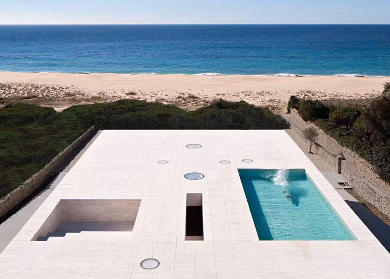 Nhà The Infinite, Tây Ban Nha, của KTS Alberto Campo Baeza. Biệt thự bên bờ biển này nằm ở Cádiz, Tây Ban Nha, có sân thượng vô cùng rộng rãi. Nó trải dài ra phía bờ biển và có một hồ bơi tích hợp.