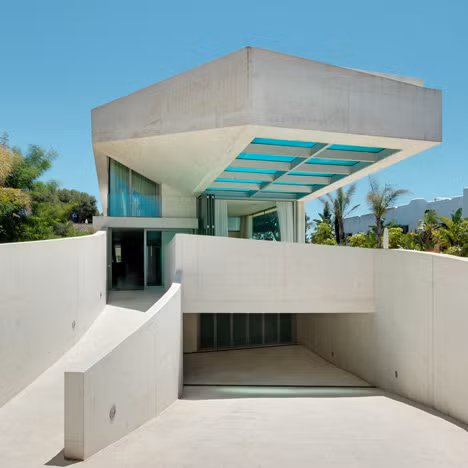 Jellyfish House – Nhà sứa biển ở Tây Ban Nha, thiết kế bởi công ty kiến trúc Wiel Arets. Với thiết kế trong veo độc đáo nên “Jellyfish House” được lấy làm tên của ngôi nhà. Chính các KTS đến từ Wiel Arets Architects đã thiết kế nên nó tại Marbella, Tây Ban Nha. Điểm đặc biệt của ngôi nhà chính là phần hồ bơi nằm trên tầng thượng được thiết kế bằng kính chịu lực giúp lấy bóng mát cho phía dưới và cảm giác lạ khi bơi tại đây.