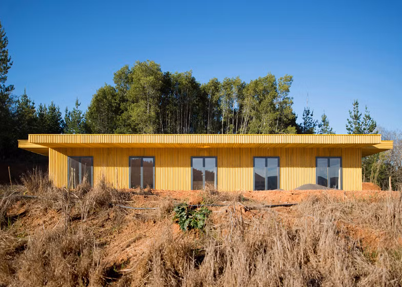 Ngôi nhà Casa Meri, ở Chile, thiết kế bởi KTS Pezo von Ellrichshausen. Đằng sau mặt tiền màu vàng nhuộm của ngôi nhà bằng gỗ này, hai kiến trúc sư Mauricio Pezo và Sofia von Ellrichshausen thiết kế 10 phòng nghỉ giống hệt nhau. Với tấm cửa kính nhìn ra cả bốn mặt tiền, mỗi căn phòng đều có tầm nhìn ra cảnh quan thiên nhiên xanh tươi.